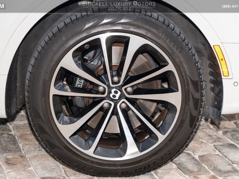 Used 2021 Bentley Bentayga Plug-In Hybrid AWD/4WD image 46