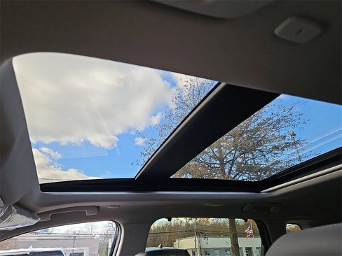 New 2025 Nissan Rogue SL w/ Tech Package image 10