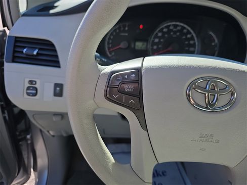 Used 2011 Toyota Sienna LE image 22