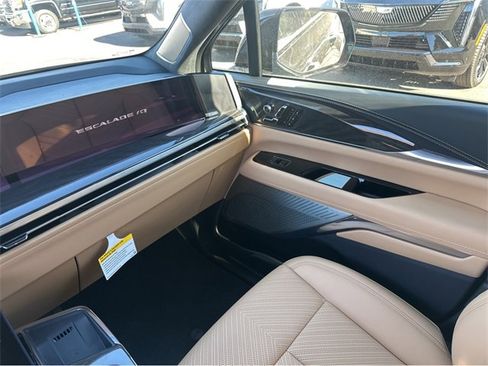 New 2025 Cadillac Escalade IQ Luxury 2 image 17