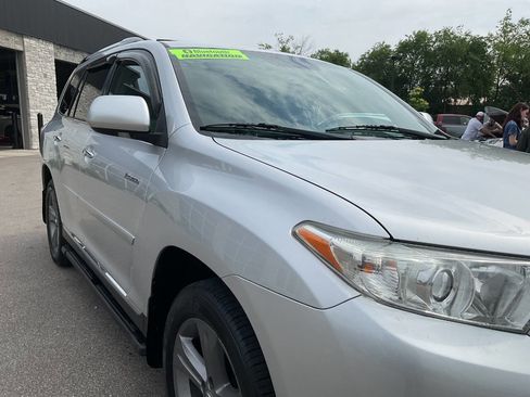 Used 2012 Toyota Highlander Limited w/ Tow Pkg AWD/4WD image 11
