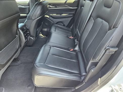 Used 2025 Jeep Grand Cherokee Limited AWD/4WD image 23