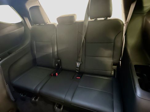 Used 2025 Chevrolet Traverse LT image 29