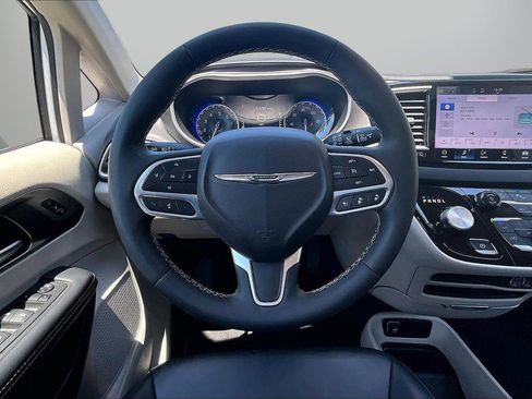 Used 2024 Chrysler Pacifica Touring-L FWD image 11