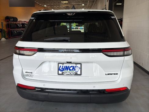 Used 2023 Jeep Grand Cherokee Limited w/ Luxury Tech Group II AWD/4WD image 4