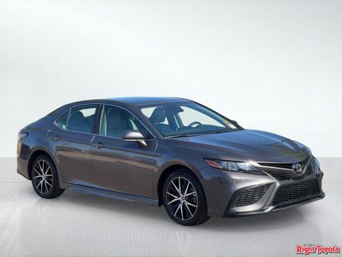 Used 2022 Toyota Camry SE FWD image 8