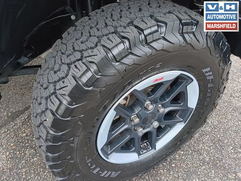 Used 2022 Jeep Wrangler Unlimited Rubicon w/ Cold Weather Group AWD/4WD image 4