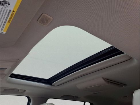 Used 2019 Cadillac Escalade ESV Premium Luxury image 17