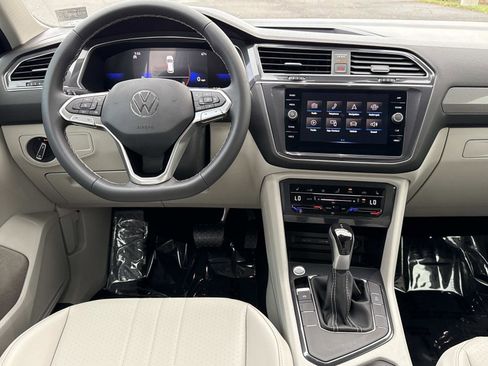 Used 2023 Volkswagen Tiguan SE image 2