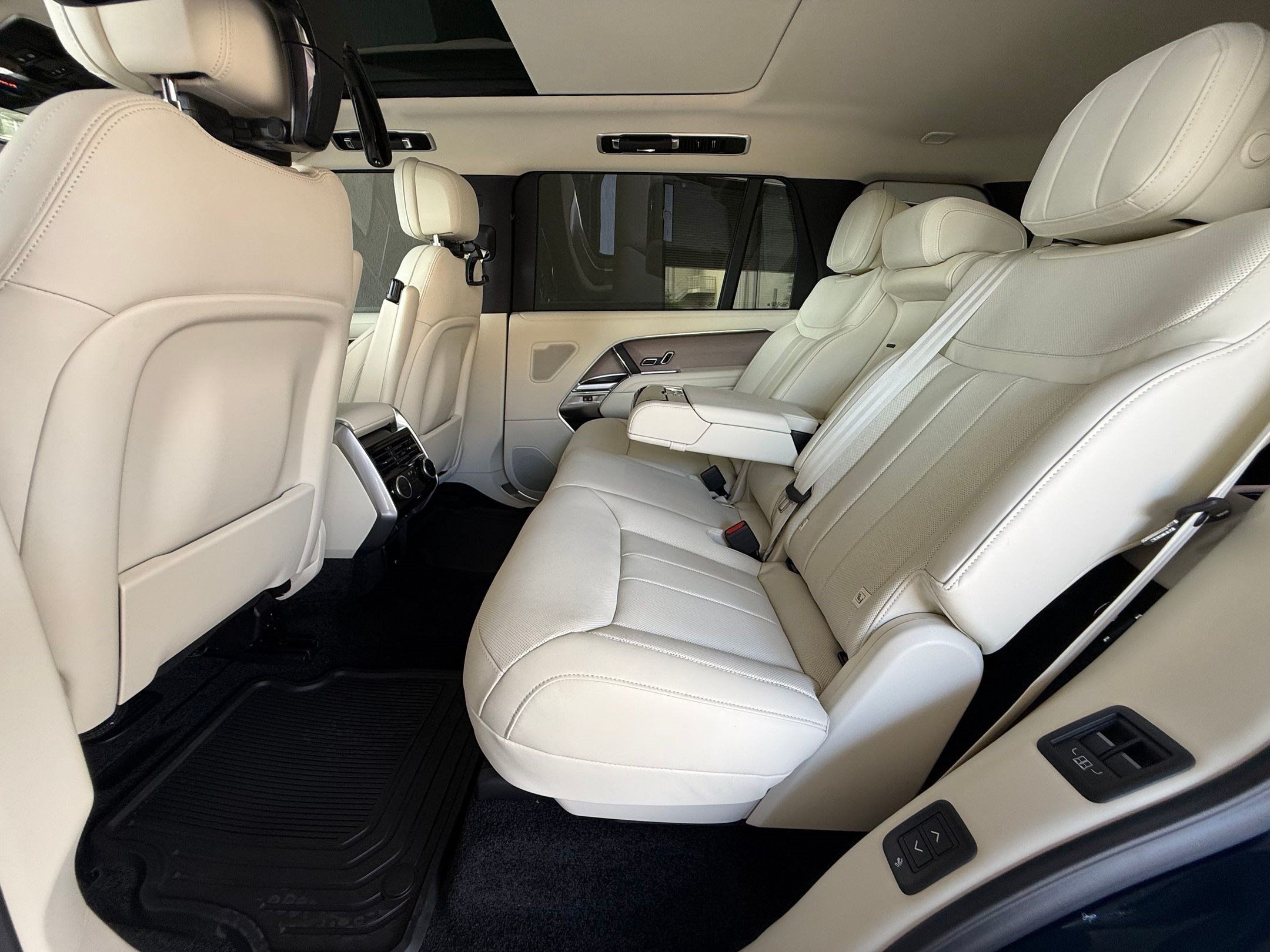 New 2026 Land Rover Range Rover Long Wheelbase SE AWD/4WD image 29