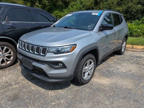 Used 2024 Jeep Compass Latitude AWD/4WD image 3