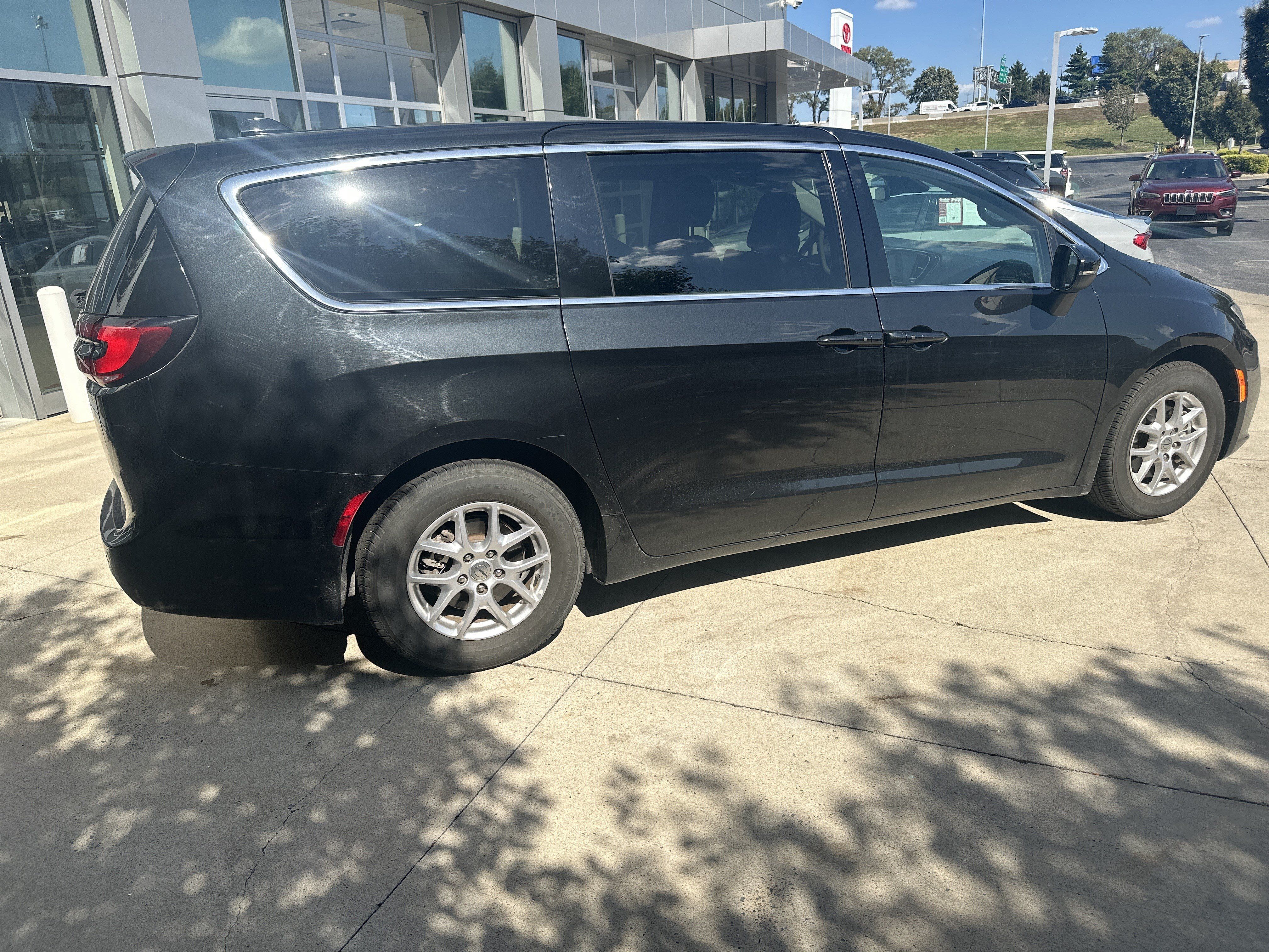 Used 2023 Chrysler Pacifica Touring-L FWD image 6