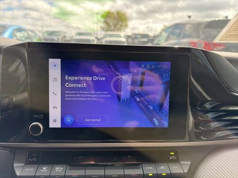 Used 2025 Toyota Camry SE w/ Convenience Package image 16