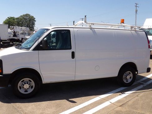 Used 2015 Chevrolet Express 2500 RWD image 4