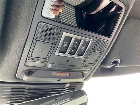 Used 2025 Land Rover Discovery S image 37