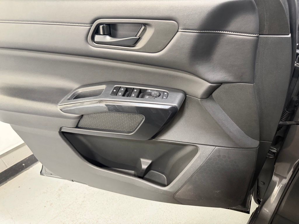 Used 2024 Nissan Pathfinder SV FWD image 14