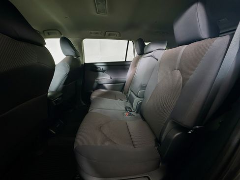 Used 2022 Toyota Highlander LE image 27