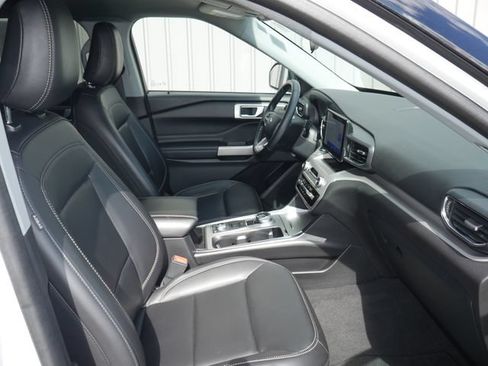Used 2022 Ford Explorer XLT w/ Equipment Group 202A AWD/4WD image 29