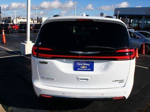 Used 2021 Chrysler Pacifica Limited w/ Uconnect Theater Family Group image 10