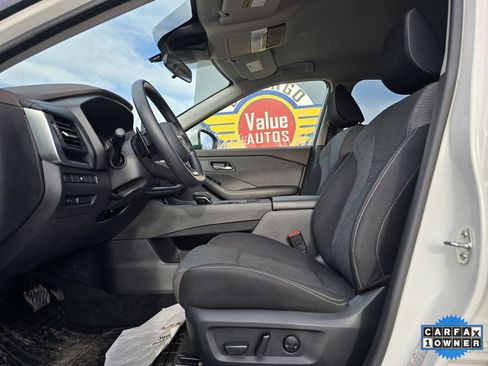 Used 2023 Nissan Rogue SV image 2