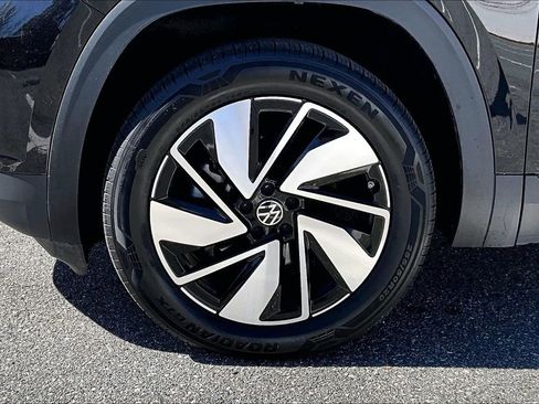 Used 2025 Volkswagen Atlas SE image 32