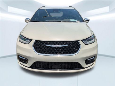 Used 2021 Chrysler Pacifica Limited w/ Premium & Safety Sphere Group image 4