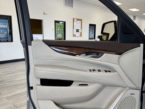 Used 2017 Cadillac Escalade Luxury image 15