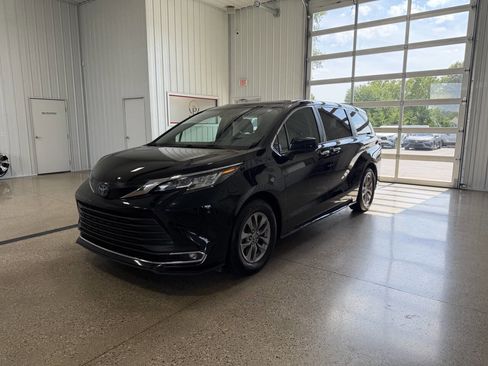 Used 2022 Toyota Sienna XLE AWD/4WD image 2