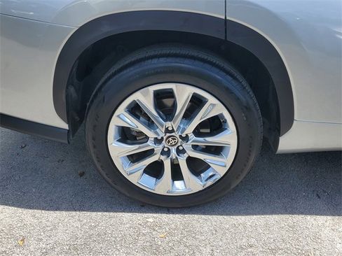Used 2022 Toyota Highlander Limited image 5