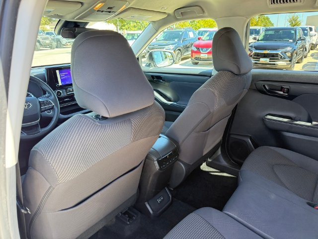 Used 2024 Toyota Highlander LE FWD image 23