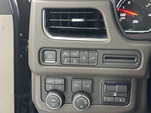 Used 2021 Chevrolet Suburban Z71 w/ Z71 Off-Road Package AWD/4WD image 22