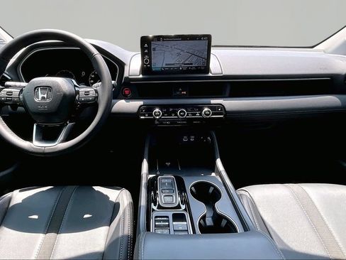 Used 2025 Honda Pilot Touring image 8