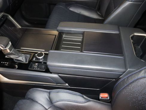Used 2024 Toyota Tundra Platinum AWD/4WD image 38