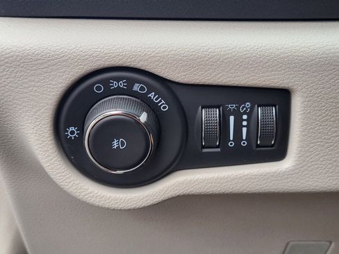 Used 2023 Chrysler Pacifica Touring-L FWD image 23