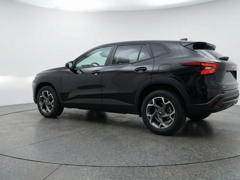 Used 2025 Chevrolet Trax LT w/ LT Convenience Package image 6