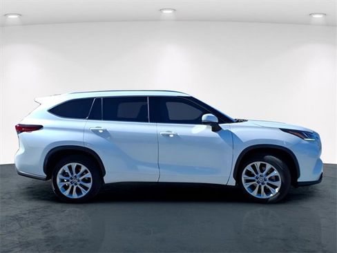 Used 2023 Toyota Highlander Limited image 22