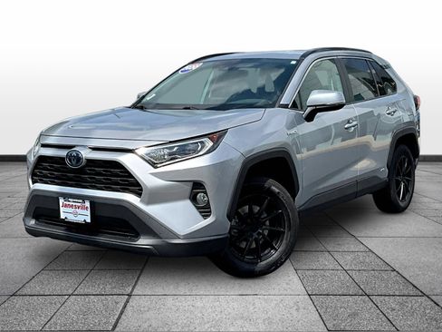 Used 2020 Toyota RAV4 XLE AWD/4WD image 3