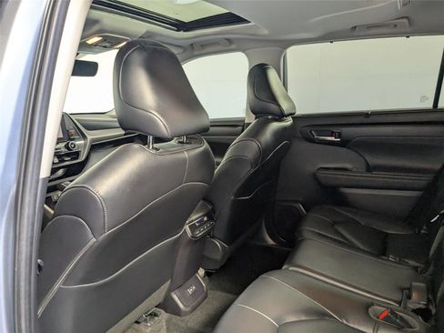Used 2023 Toyota Highlander XLE image 31