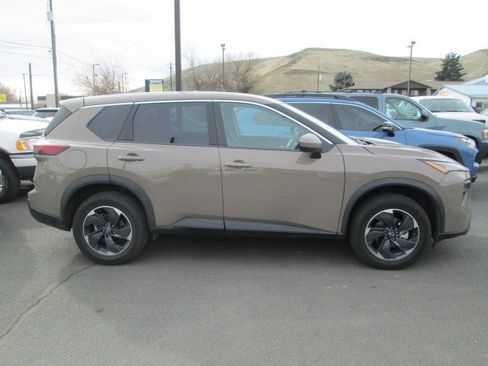 Used 2025 Nissan Rogue SV image 2