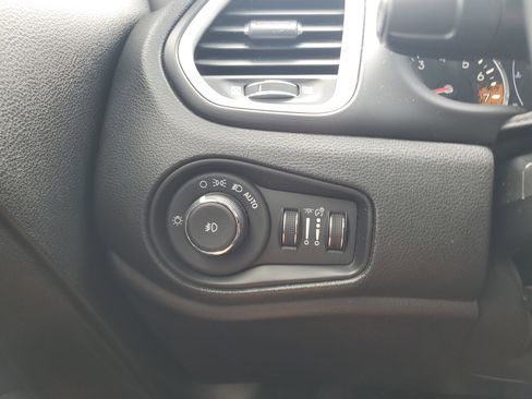 Used 2018 Jeep Renegade Latitude FWD image 19