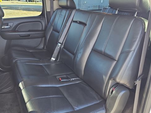 Used 2010 Chevrolet Suburban LT image 12