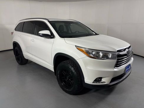 Used 2015 Toyota Highlander Limited w/ Driver Technology Package AWD/4WD image 2