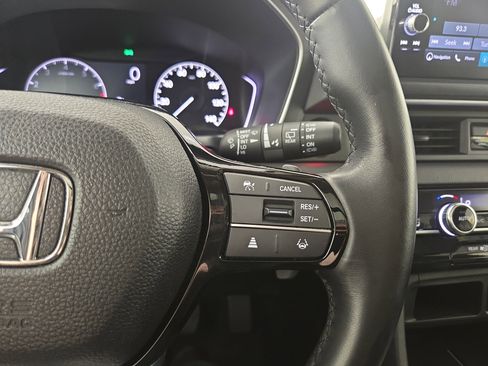 Used 2025 Honda Pilot Touring image 17