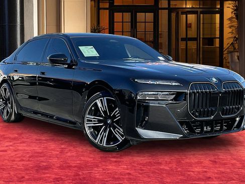 Used 2025 BMW i7 xDrive60 w/ Executive Package image 2