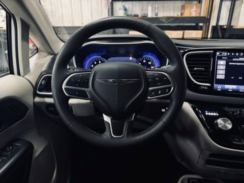 Used 2024 Chrysler Pacifica Touring-L FWD image 29