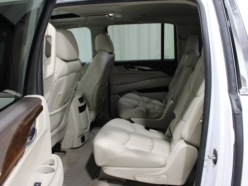 Used 2017 Cadillac Escalade ESV Luxury AWD/4WD image 20