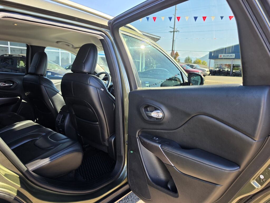 Used 2019 Jeep Cherokee Latitude Plus w/ Cold Weather Group AWD/4WD image 13