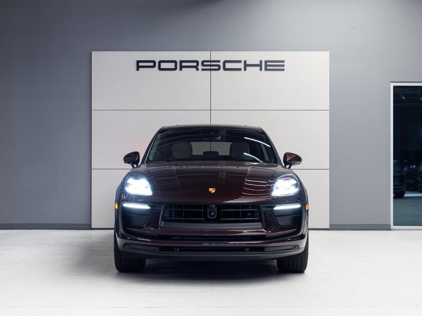 Certified 2024 Porsche Macan AWD/4WD image 10
