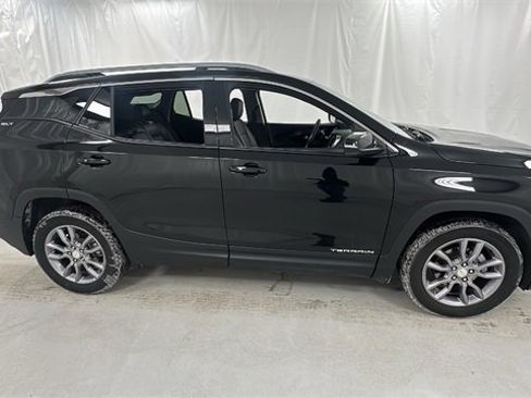 Used 2024 GMC Terrain SLT image 2