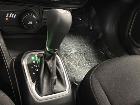 Used 2023 Jeep Renegade Latitude w/ Sun & Fun Group AWD/4WD image 19